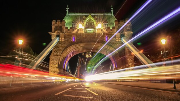 Photo illuminated light trails on tower bridge at night