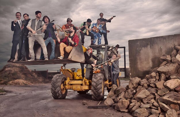 An Immersive Diorama Portrayal of Miners and Demolition Workforce