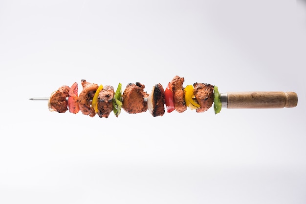 Photo indian chicken tikka kebabs, marinated in spices and yogurt and roasted in tandoor