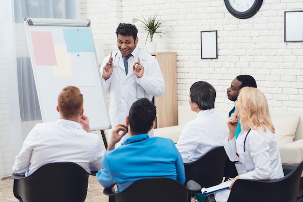 Photo indian doctor shares experience with colleagues.