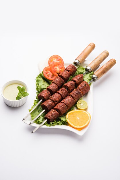 Photo indian mutton seekh kabab served with green salad, selective focus