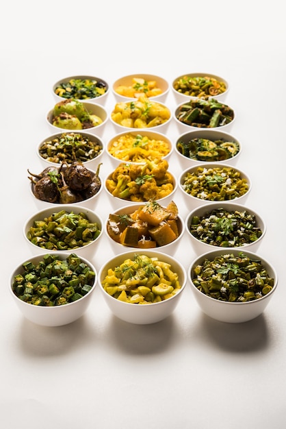 Photo indian sabzi, vegetable fried recipes served in white bowl over moody or colourful surface. selective focus