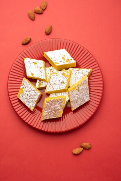 Photo indian sweet food badam katli or barfi also known as almond sweet burfi or mithai, barfee