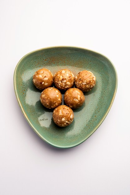 Photo indian sweet groundnut ladoo or mungfali or peanut laddo or laddu made using roasted peanuts and jaggery