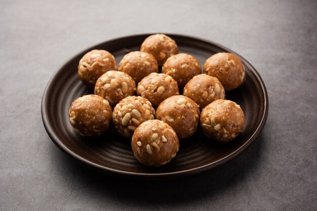 Photo indian sweet groundnut ladoo or mungfali or peanut laddo or laddu made using roasted peanuts and jaggery