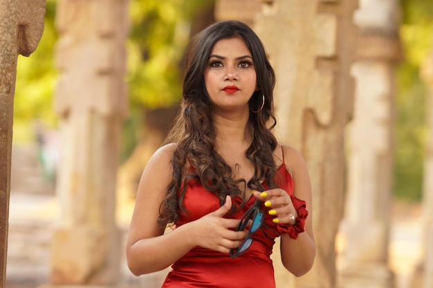 Photo indian woman looking someone with holding spectacles in hand