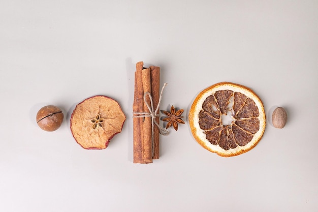 Photo ingredients for mulled wine dried orange apple cinnamon anise nutmeg