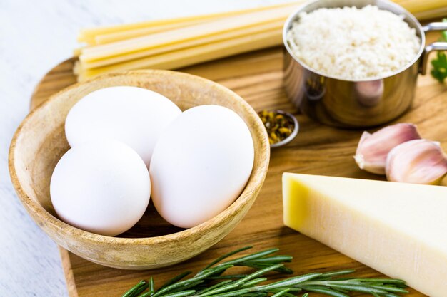 Ingredients for preparing pasta pangrattato with crispy eggs.