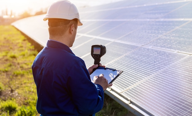 Inspector examination of photovoltaic modules using a thermal imaging camera