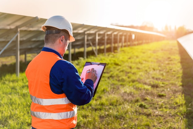 Inspector examination of photovoltaic modules using a thermal imaging camera