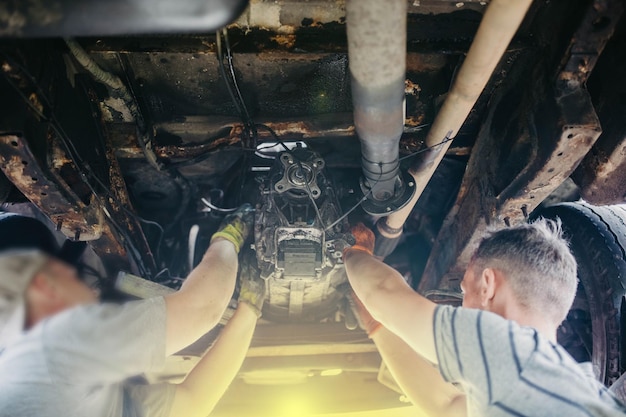 installation of a gearbox in a car service center