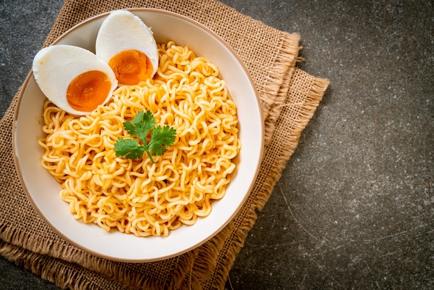 instant noodles with boiled eggs