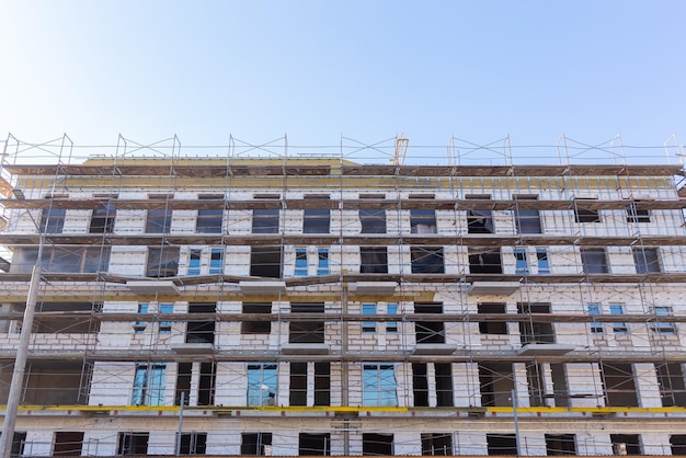 Insulation of the exterior walls of a building under construction