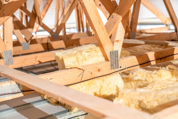 Insulation of the roof and ceiling with glass wool