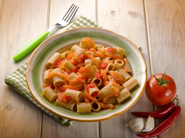 Integral pasta with fresh tomatoes and hot chili pepper