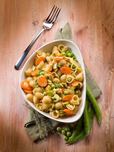 Integral pasta with vegetables ragout