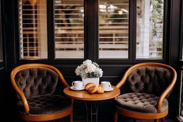 Photo interior shot of a pastry shops cozy seating area with bistro tables