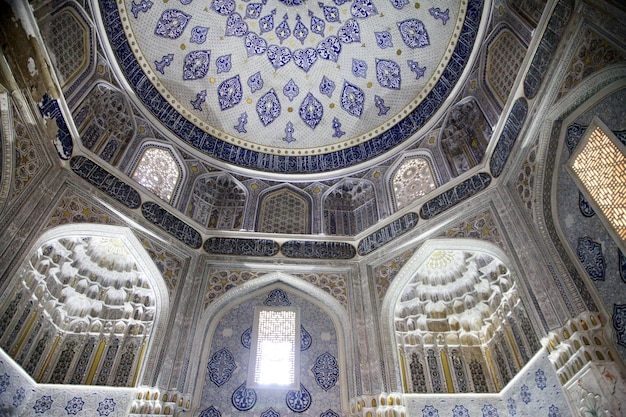 Photo the interiors and domes of the tombs of the shakhizinda complex in samarkand in uzbekistan tourism concept 29042019