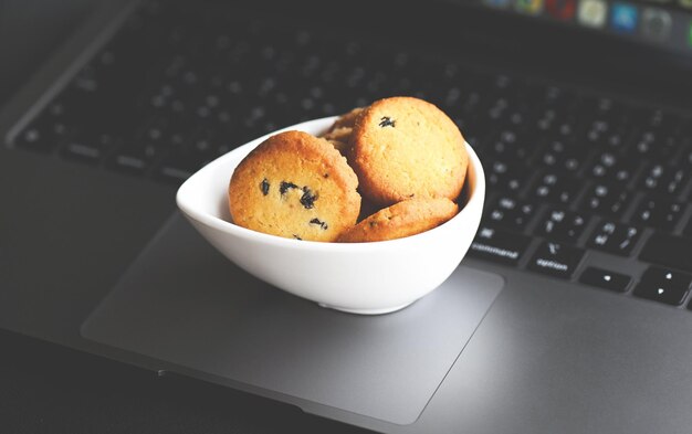 Photo internet cookies mini cookies on keyboard computer laptop for internet browser cookies concept