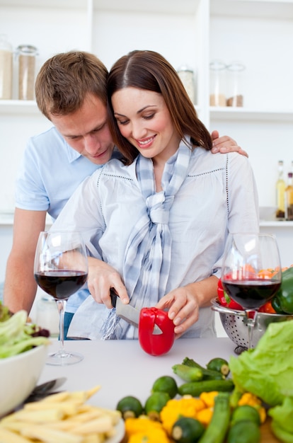 Photo intimate couple preparing dinner