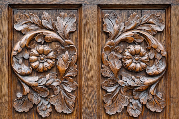 Photo intricate carved floral motifs on wooden door panels