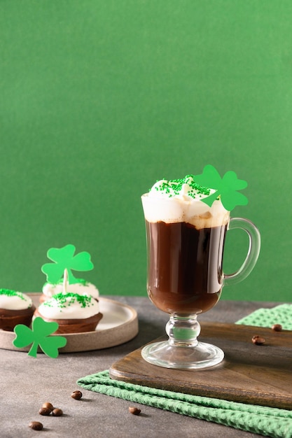 Photo irish coffee in green cup and special cupcakes for st patrick s day