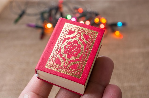 Photo islamic holy book quran with lights behind