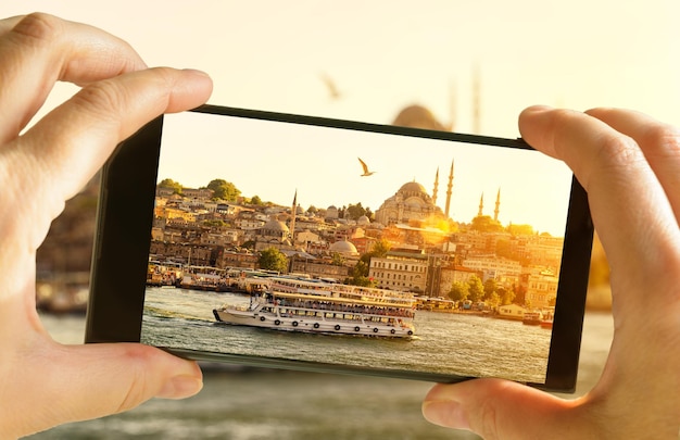 Photo istanbul at sunset turkey taking photo of golden horn by cell phone