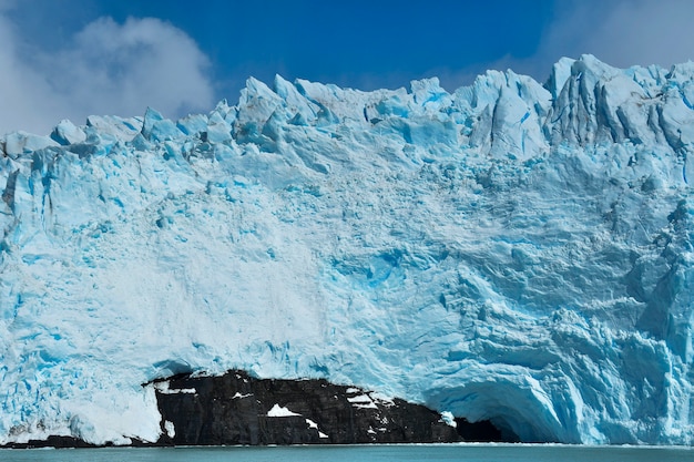 It is one of the bordering glaciers between Argentina and Chile.