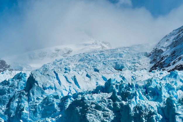 It is one of the bordering glaciers between Argentina and Chile.