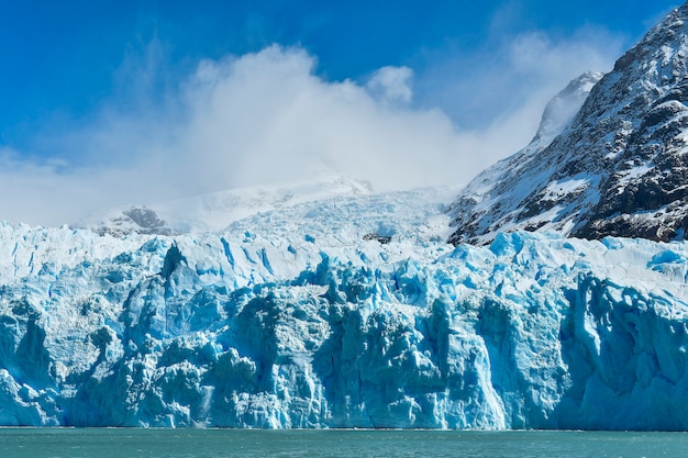 It is one of the bordering glaciers between Argentina and Chile.