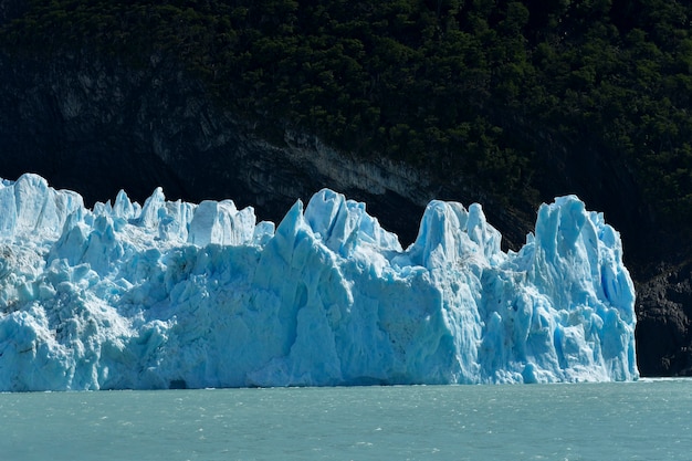 It is one of the bordering glaciers between Argentina and Chile.