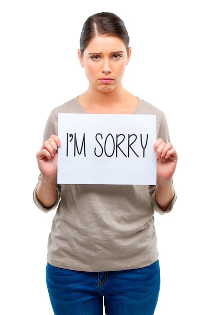 Photo it wont happen again a young woman holding a board with the words im sorry