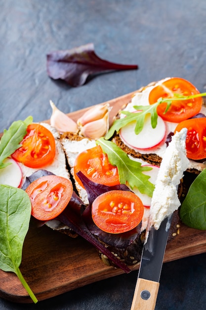 Photo italian bruschetta with cream cheese and fresh herbs