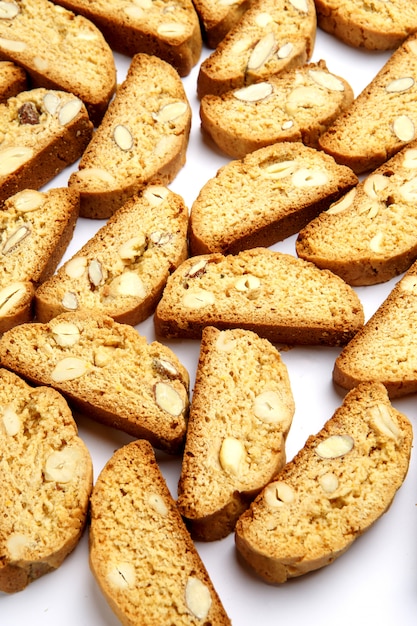 Photo italian cantuccini cookie with almond filling. isolated on white