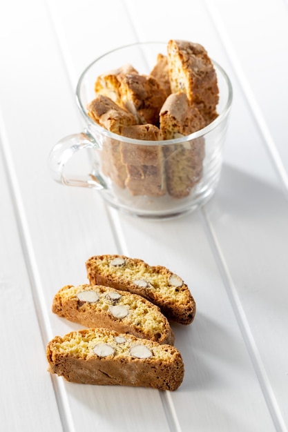 Photo italian cantuccini cookies sweet dried biscuits with almonds on white table