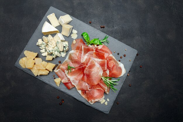 Photo italian prosciutto crudo or spanish ham and cheese