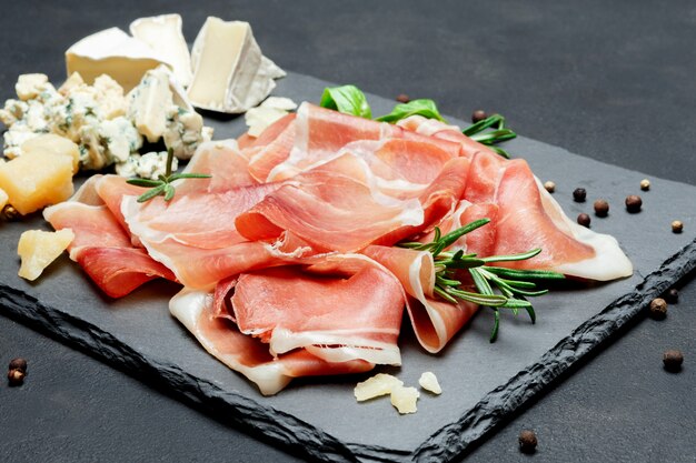 Photo italian prosciutto crudo or spanish ham and cheese