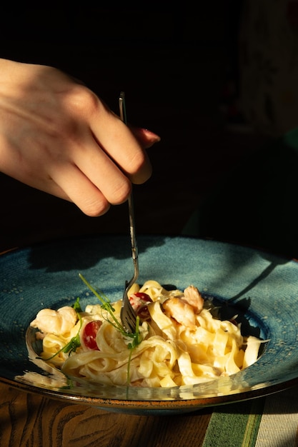 Photo itallian pasta in a blue plate