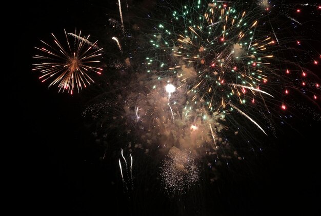 Photo italy sicily marina di ragusa fireworks at night