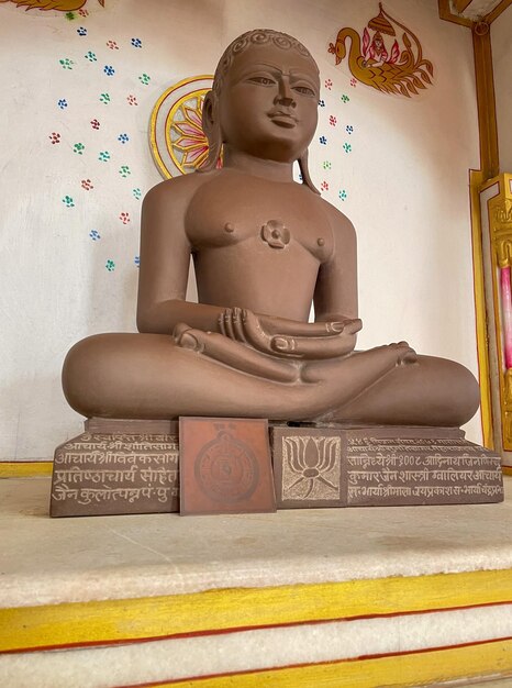 Photo jain bhagwan statue in a temple