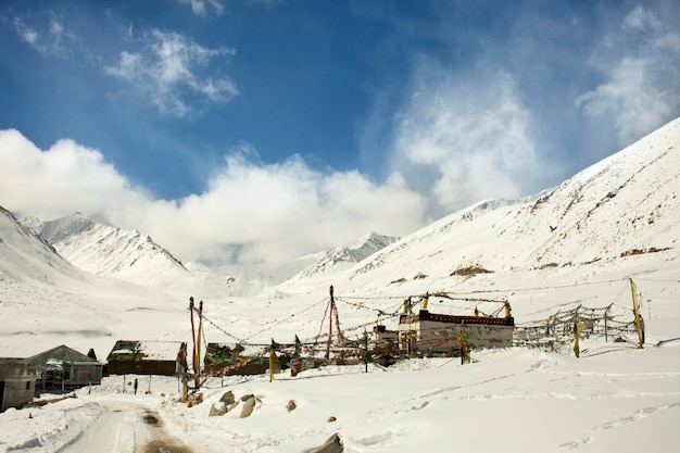 Photo jammu kashmir india march 21 indian and traveler people stop car rest at check point base camp on khardung la road in himalaya mountain at leh ladakh on march 21 2019 in jammu and kashmir india