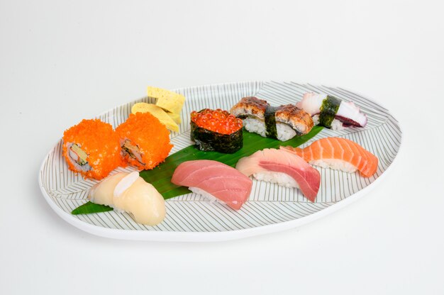 Photo japanese nigiri sushi set of traditional food on white plate