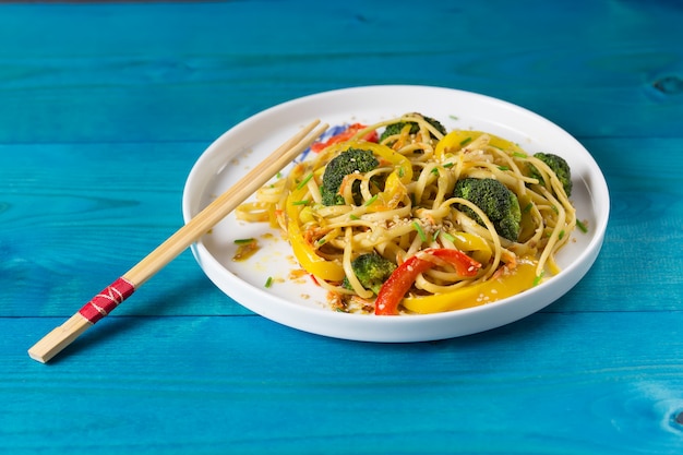 Photo japanese stir fry udon noodles with vegetables on a white plate