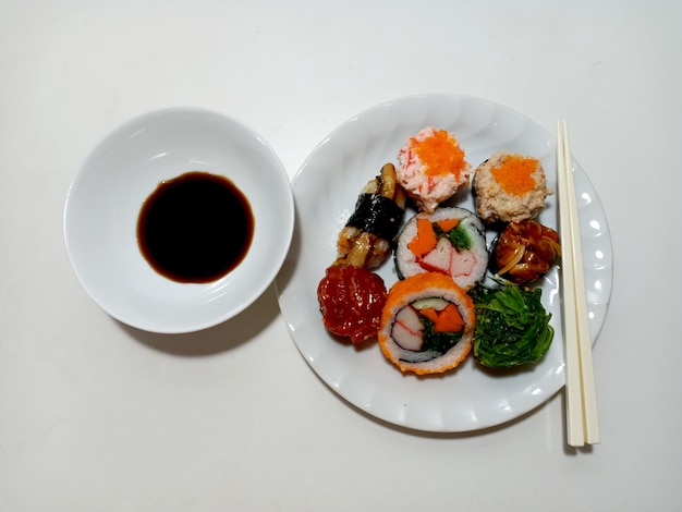 Photo japannese sushi set with shoyu sauce