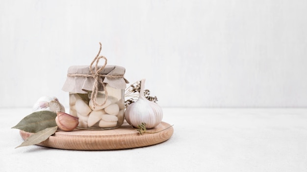 Jar arrangement with garlic