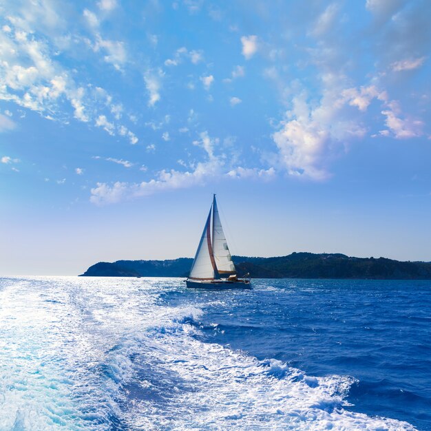 Photo javea sailboat sailing in mediterranean alicante spain