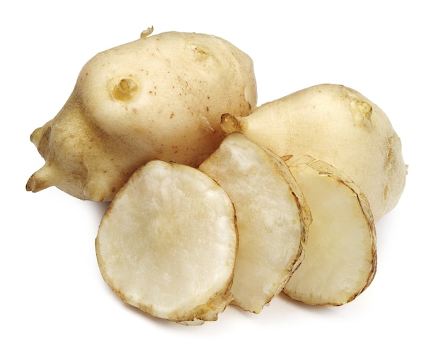 Photo jerusalem artichoke and slices on white background