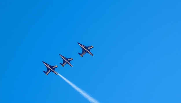 Photo jet fighters performing aerial maneuvers