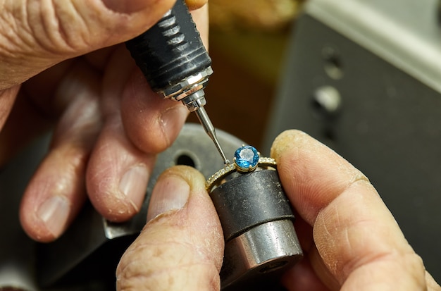 Jewelry production. The process of fixing stones